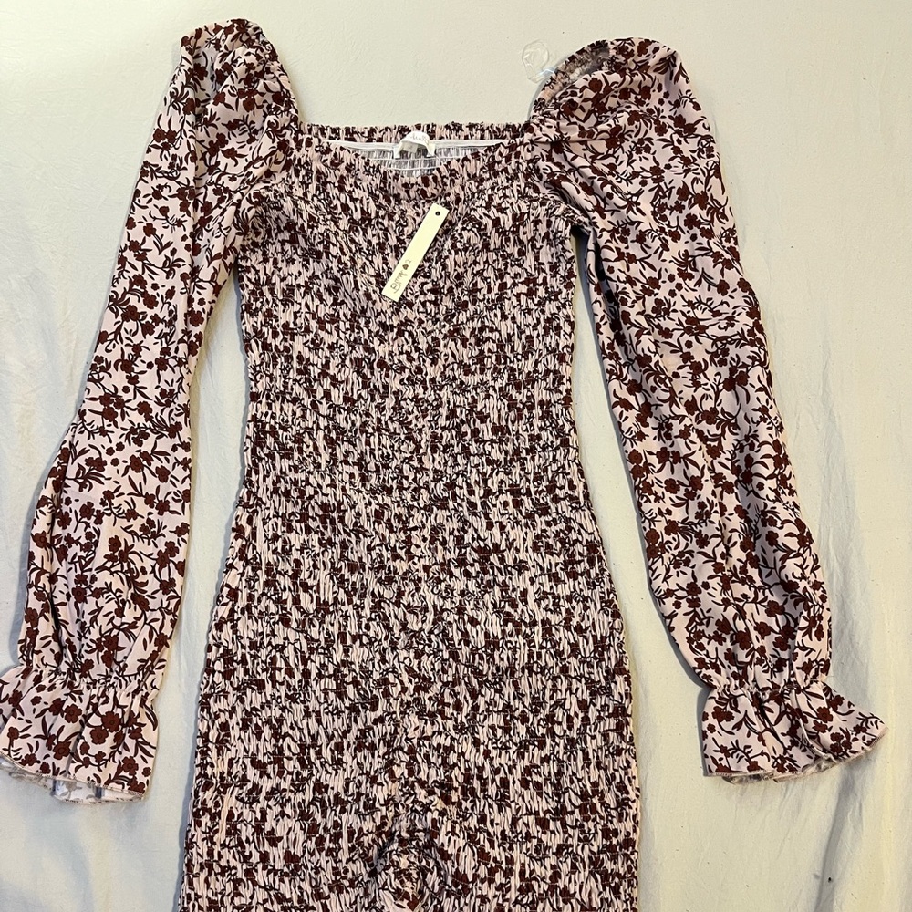 Neutral colored dress. slim fitting great material long sleeve mini skirt dress